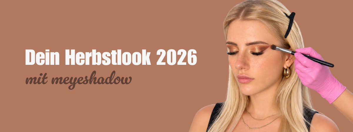 Herbstlook 2026 mit meyeshadow: Blonde Frau mit warmem braunem Augen-Make-up und Lidschattenpinsel vor rosébraunem Hintergrund